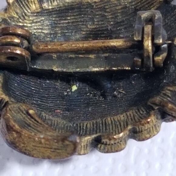 Vintage brass tortoise brooch 1"x7/8" - Picture 9 of 15